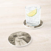 ヴィンテージが庭でキスをするの子どもたちの愛の写真 コースター (側面)