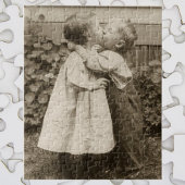 ヴィンテージが庭でキスをするの子どもたちの愛の写真 ジグソーパズル