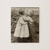 ヴィンテージが庭でキスをするの子どもたちの愛の写真 ジグソーパズル (縦)
