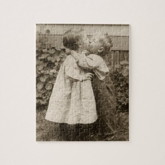 ヴィンテージが庭でキスをするの子どもたちの愛の写真 ジグソーパズル (縦)