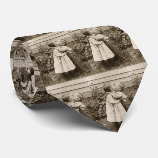 ヴィンテージが庭でキスをするの子どもたちの愛の写真 ネクタイ (ロール)