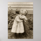 ヴィンテージが庭でキスをするの子どもたちの愛の写真 ポスター (正面)