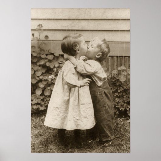 ヴィンテージが庭でキスをするの子どもたちの愛の写真 ポスター (正面)