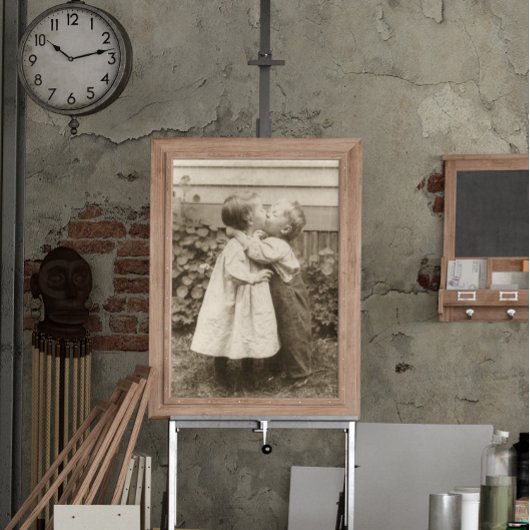 ヴィンテージが庭でキスをするの子どもたちの愛の写真 ポスター