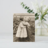 ヴィンテージが庭でキスをするの子どもたちの愛の写真 ポストカード (スタンド正面)