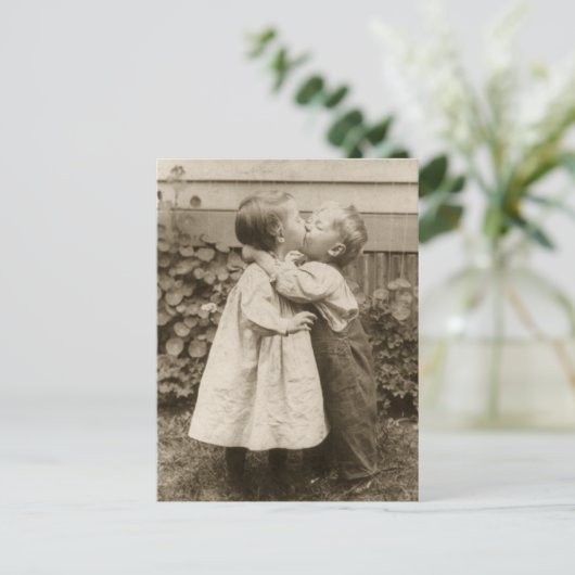 ヴィンテージが庭でキスをするの子どもたちの愛の写真 ポストカード (スタンド正面)