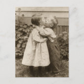 ヴィンテージが庭でキスをするの子どもたちの愛の写真 ポストカード (正面)