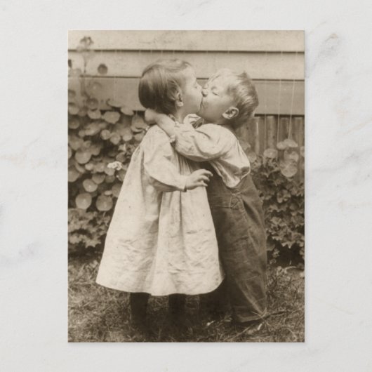ヴィンテージが庭でキスをするの子どもたちの愛の写真 ポストカード (正面)