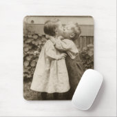 ヴィンテージが庭でキスをするの子どもたちの愛の写真 マウスパッド (マウス)