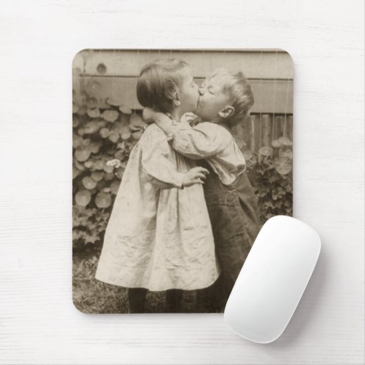 ヴィンテージが庭でキスをするの子どもたちの愛の写真 マウスパッド (マウス)