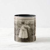 ヴィンテージが庭でキスをするの子どもたちの愛の写真 マグカップ (中央)