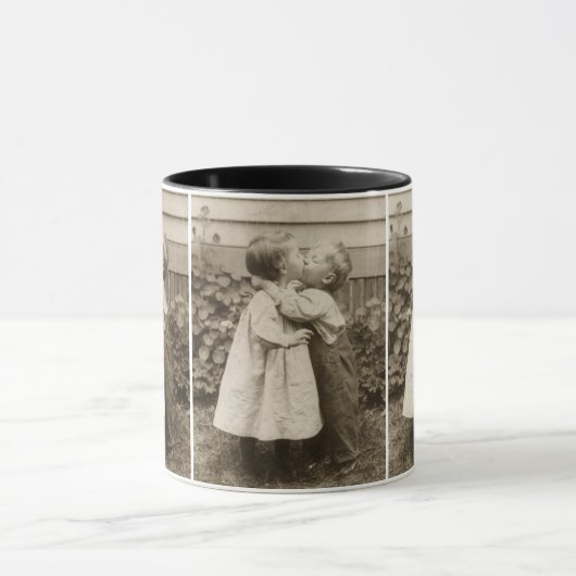 ヴィンテージが庭でキスをするの子どもたちの愛の写真 マグカップ (中央)