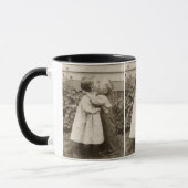 ヴィンテージが庭でキスをするの子どもたちの愛の写真 マグカップ (左)