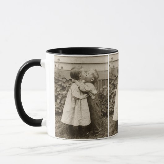 ヴィンテージが庭でキスをするの子どもたちの愛の写真 マグカップ (左)