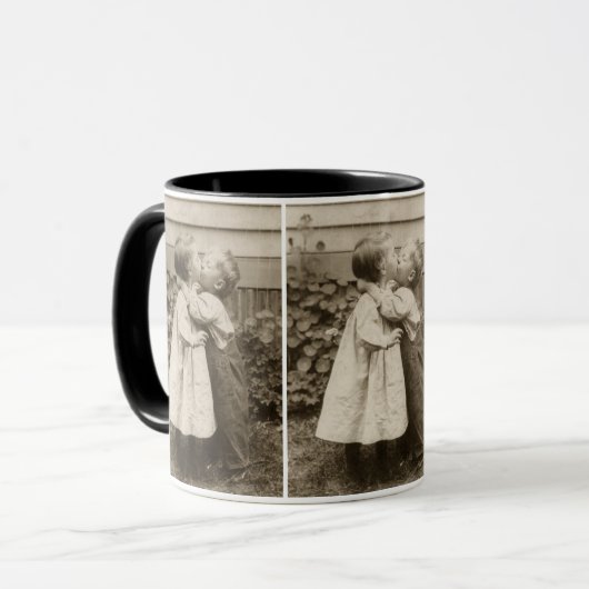 ヴィンテージが庭でキスをするの子どもたちの愛の写真 マグカップ (正面左)