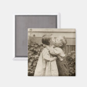 ヴィンテージが庭でキスをするの子どもたちの愛の写真 マグネット (正面/裏面)