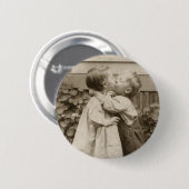 ヴィンテージが庭でキスをするの子どもたちの愛の写真 缶バッジ (正面&裏面)