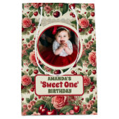 ヴィンテージさくらんぼ「Sweet One」 1st Birthday Photo ミディアムペーパーバッグ (正面)