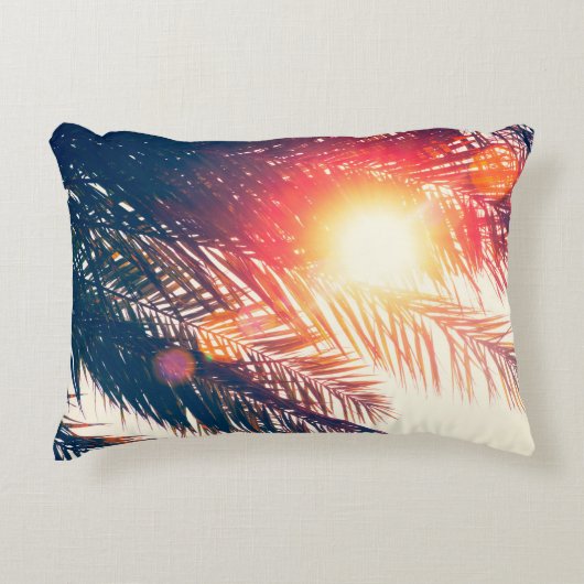 ヴィンテージで作られた熱帯沿岸のココナッツの木 アクセントクッション (正面)