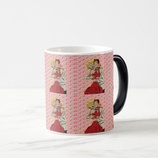 ヴィンテージと女性の抱き締め:ロマンチックな愛 モーフィングマグカップ (正面右)