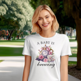 ヴィンテージなティーポットとティーカップ 赤ちゃんが醸造中 Tシャツ