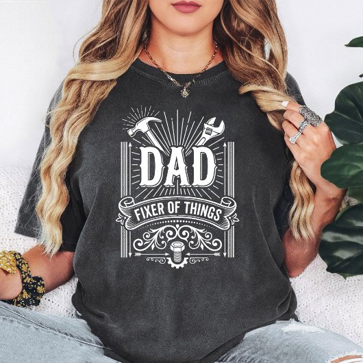 ヴィンテージな工具と共に父の日に贈る"ものごとを直す父" Tシャツ