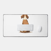 ヴィンテージな後ろ姿の犬のイラスト　タンとホワイトP デスクマット (キーボード&マウス)