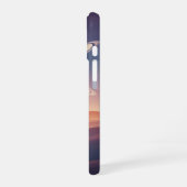 ヴィンテージな環を持つ惑星が丘陵の上に輝く iPhone 16ケース (左側面)