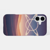 ヴィンテージな環を持つ惑星が丘陵の上に輝く iPhone 16ケース (裏面横)