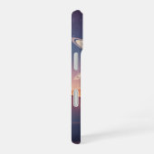 ヴィンテージな環を持つ惑星が丘陵の上に輝く iPhone 16ケース (右側面)