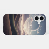 ヴィンテージな輪のある惑星が丘の上に iPhone 16ケース (裏面横)