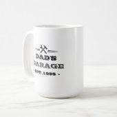 ヴィンテージな雰囲気の"Dad's Garage - Est. 1985" コーヒーマグカップ (正面左)