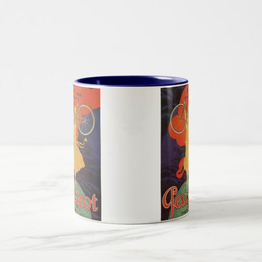 ヴィンテージによって旧式なプジョーはバイクが自転車に乗ります ツートーンマグカップ (中央)