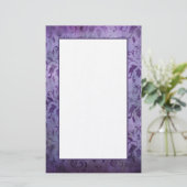 ヴィンテージによって老化させる暗い紫色のダマスク織のノート紙 便箋 (スタンド正面)