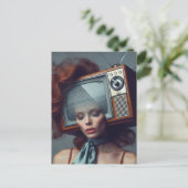 ヴィンテージにテレビをつけている女性 ポストカード (スタンド正面)