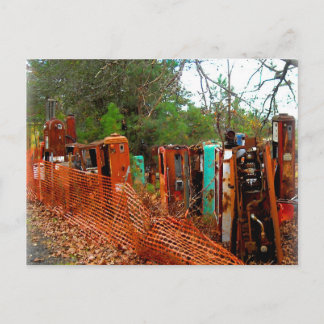 ヴィンテージのがらくた部品置き場のガソリンスタンド ポストカード