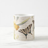 ヴィンテージのアゲハチョウの蝶スイセンの花のマグ コーヒーマグカップ (中央)