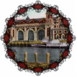ヴィンテージのエリス島のオーナメント 写真彫刻オーナメント<br><div class="desc">ビクトリアンなfilagreeのトリムを持つこの美しいクリスマスのオーナメントで再版される1907のエリス島のヴィンテージの郵便はがきのイメージ。</div>