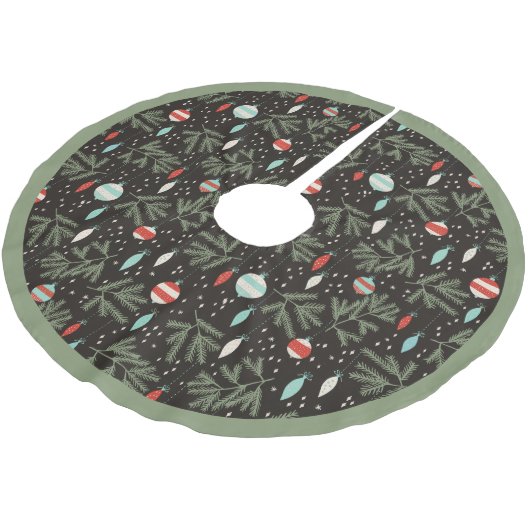 ヴィンテージのオーナメントの黒の赤くパターン（の模様が）あるなクリスマス ブラッシュドポリエステルツリースカート (アングル)