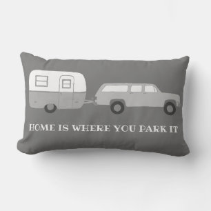 ヴィンテージのキャンピングカートレーラーRV Motorhome Vanlifeの灰色 ランバークッション