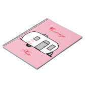 ヴィンテージのクラシックなトレーラーによって円形にされるキャラバン ノートブック (左側)