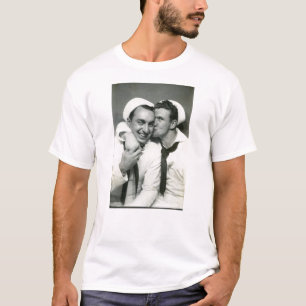 ヴィンテージのゲイの男性の船員のキス海軍DADT Tシャツ