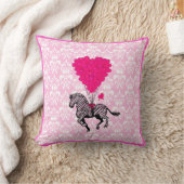 ヴィンテージのシマウマ及びピンクのハートの気球 クッション (ブランケット)
