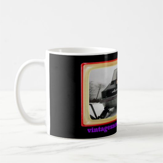 ヴィンテージのスノーモービルの恋人1972の北極猫のマグ コーヒーマグカップ (左)