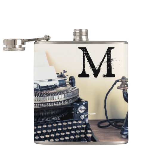 ヴィンテージのタイプ作家のレトロのモノグラムのウィスキーのフラスコ フラスク (オープン)