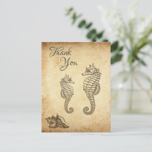 ヴィンテージのタツノオトシゴとコンキ貝の浜辺のサンキュー ポストカード (スタンド正面)