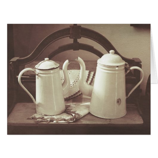 ヴィンテージのティーポットの古いコーヒーポット (正面横)