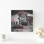 ヴィンテージのトラックによってカスタマイズ時計が付いている古い建物 スクエア壁時計 (ホーム)