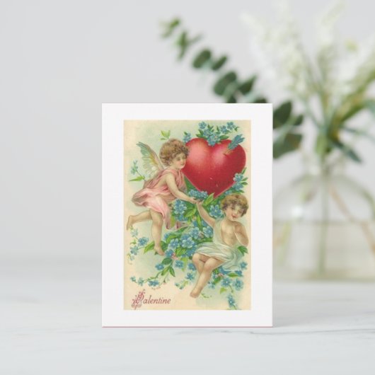 ヴィンテージのハートを保持しているビクトリアンなバレンタインの天使 シーズンポストカード (スタンド正面)