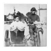 ヴィンテージのバイクもしくは自転車に乗る人の無法者のオートバイおよび側車 タイル (正面)